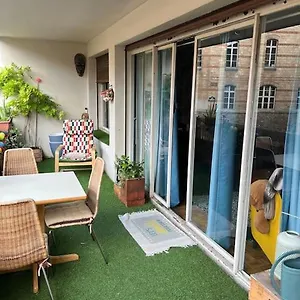 Grand Avec Balcon Et Parking Gratuit Sur Place Appartement Paris
